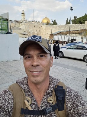 <span>Jeremy , 47</span> <span style='width: 25px; height: 16px; float: right; background-image: url(/bitmaps/flags_small/US.PNG)'> </span><br><span>Los Angeles, les états-unis d'Amérique</span> <input type='button' class='joinbtn' style='float: right' value='JOIN NOW' />