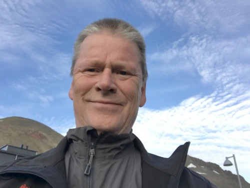 <span>Helge, 46</span> <span style='width: 25px; height: 16px; float: right; background-image: url(/bitmaps/flags_small/NO.PNG)'> </span><br><span>Kristiansan, Noruega</span> <input type='button' class='joinbtn' style='float: right' value='JOIN NOW' />