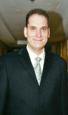 <span>Uwe, 50</span> <span style='width: 25px; height: 16px; float: right; background-image: url(/bitmaps/flags_small/DE.PNG)'> </span><br><span>Stuttgart, Alemanha</span> <input type='button' class='joinbtn' style='float: right' value='JOIN NOW' />